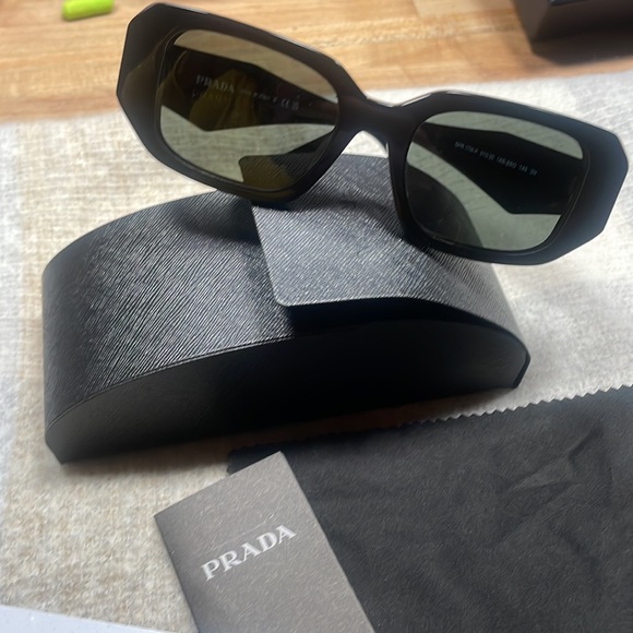 Prada classic black pre-owned full inclusion !!!! Still in stores - Picture 1 of 9